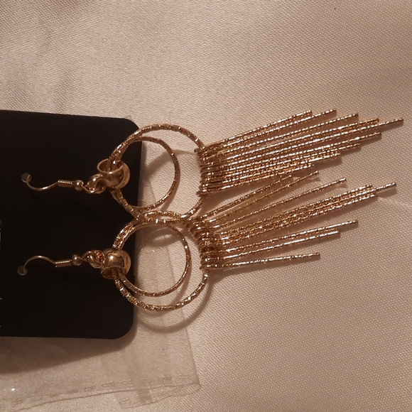 Paparazzi earrings Bundle 5 for 30.00 or 1 for 10 - Picture 2 of 3